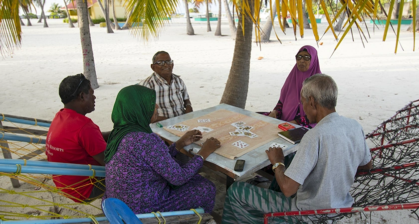 Lidé hrají karty People playing cards