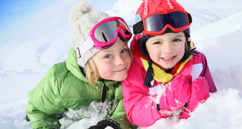 malé děti ve sněhu small kids in snow