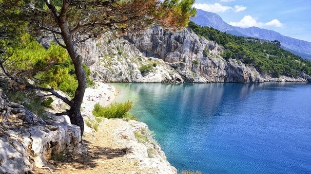 Pláž a zátoka na Makarské riviéře