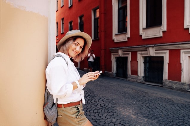 cestovatelka s mobilním telefonem