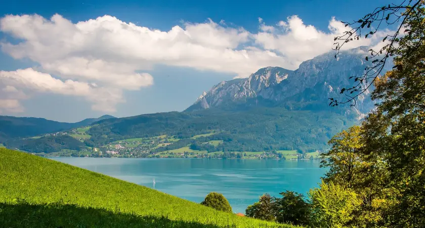 modré jezero se zelenou krajinou blue lake with green landscape