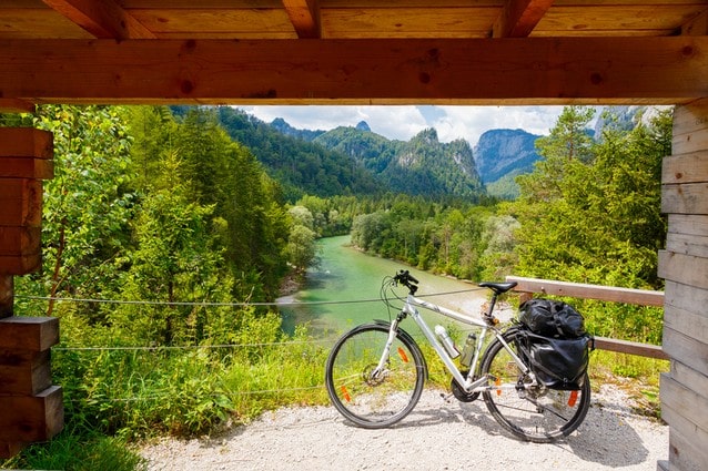 Kolo stojící u výhledu nad řekou