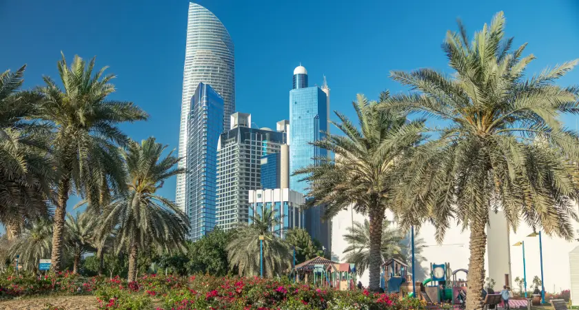 Podél osmikilometrové Corniche Road narazíte na dětská hřiště, kavárny, palmy i nekonečné mrakodrapy