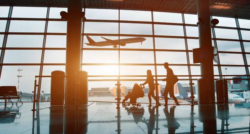 cestující na letišti