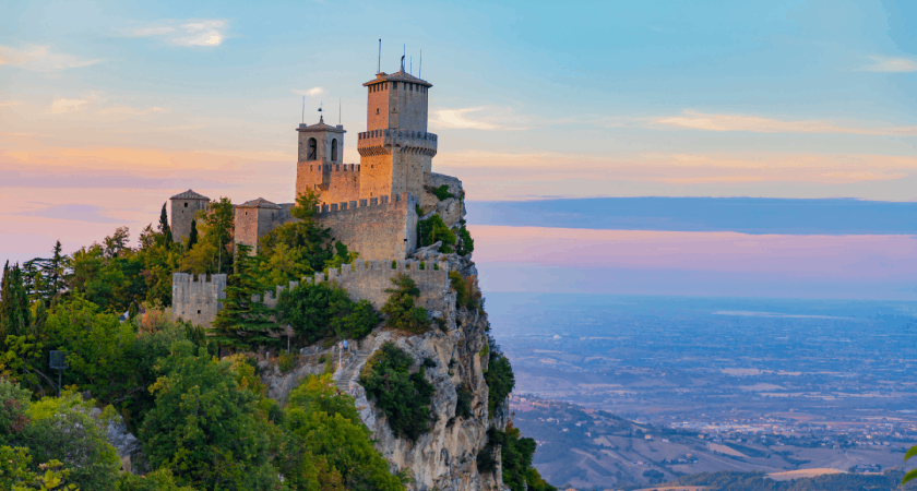 Výhled na věž Guaita v San Marinu